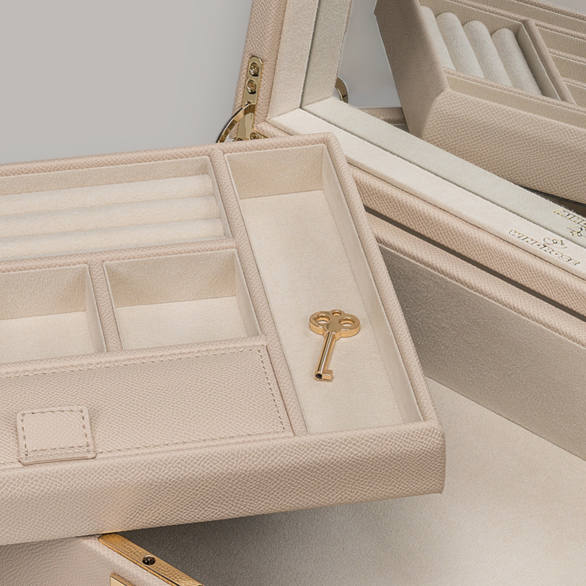 Charmbox luxora beige – Detailansicht herausnehmbarer Einsatz mit Schlüssel