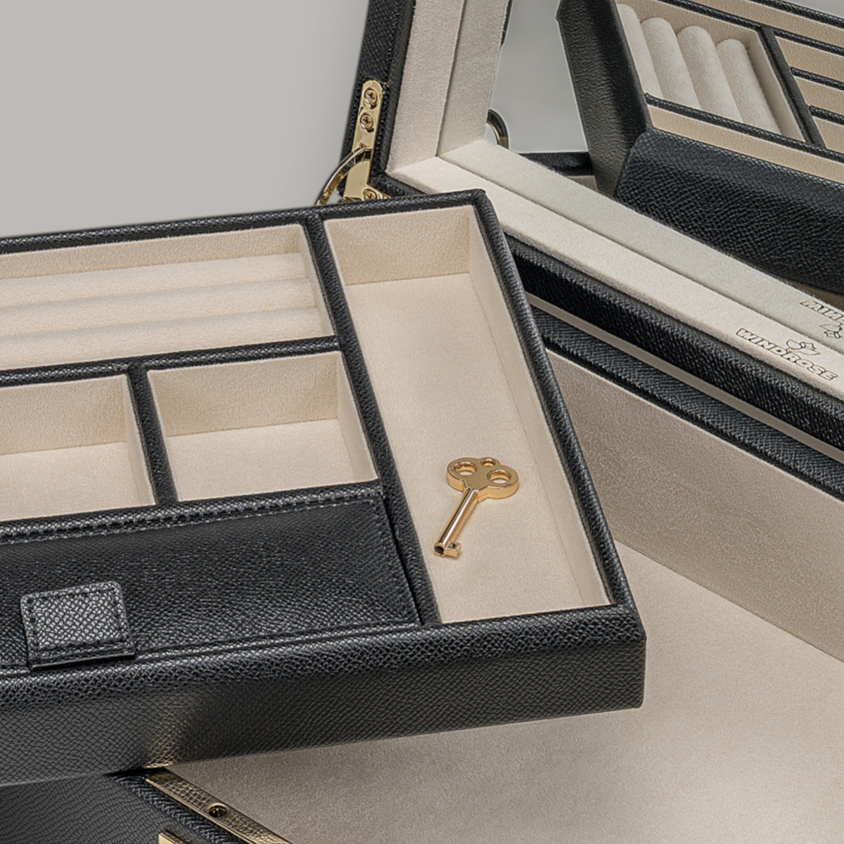 Charmbox luxora schwarz – Detailansicht herausnehmbarer Einsatz mit Schlüssel