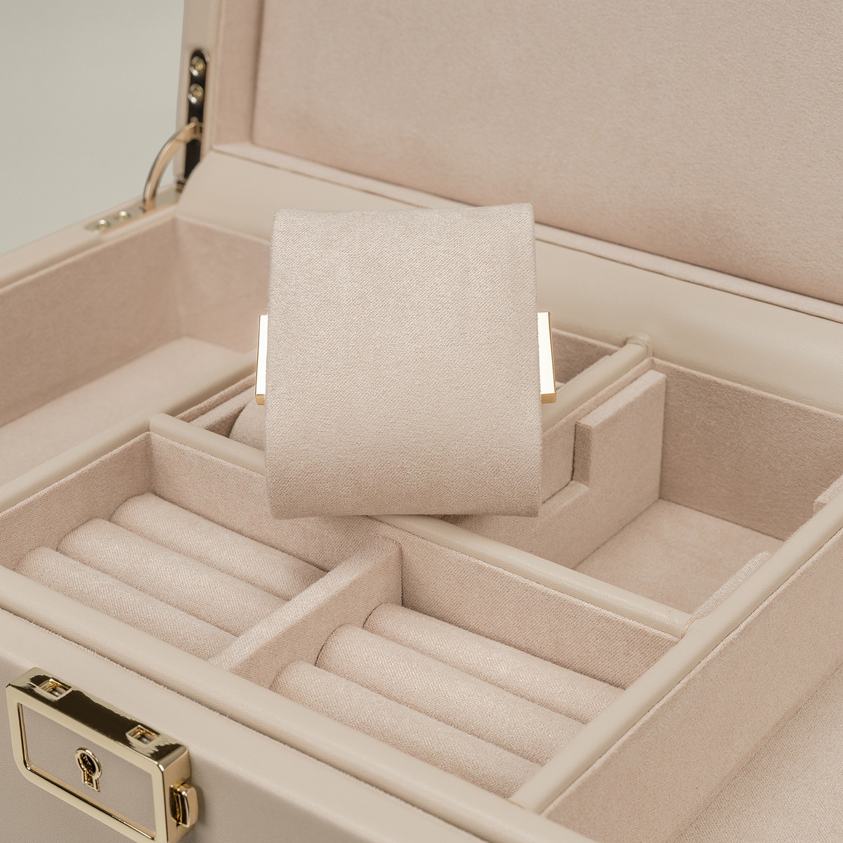 Uhrenbeweger 2 Uhren luxora beige-gold – Detailansicht Ablagefach