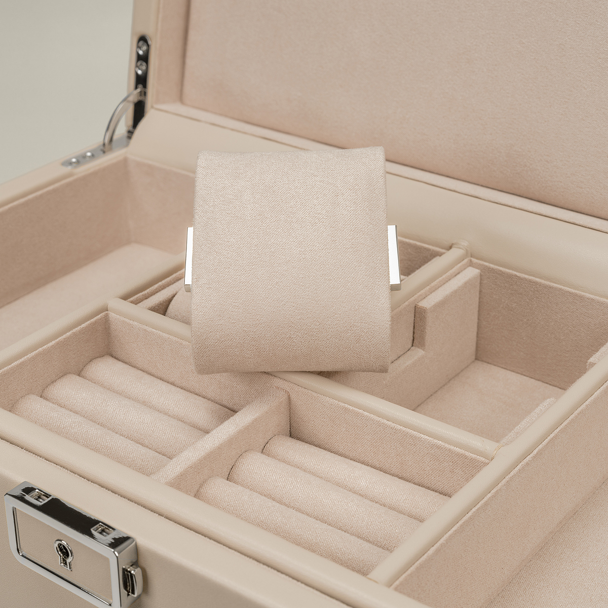 Uhrenbeweger 2 Uhren luxora beige-chrom – Detailansicht Ablagefach
